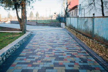 Yeşil bitkilerle dolu bahçe taşı patikası, gündüz vakti tuğla kaldırım. 