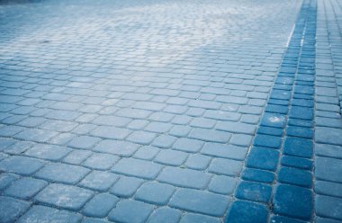 Değişik renklerde taş yontmalar, gündüz vakti yakın çekim. 