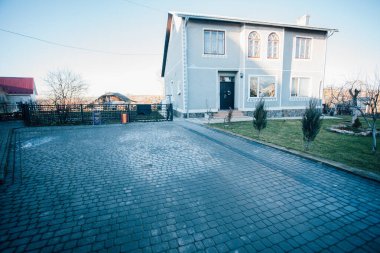 Kırsal kesimdeki modern evin dışında.