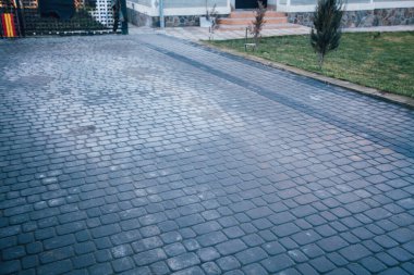 Değişik renklerde taşlar, parkta yürüyüş yolu. 