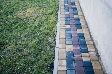 Yeşil bitkilerle dolu bahçe taşı patikası, gündüz vakti tuğla kaldırım. 