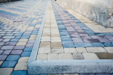 Değişik renklerde taş yontmalar, gündüz vakti yakın çekim. 