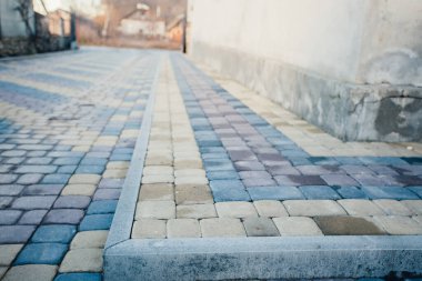 Değişik renklerde taş yontmalar, gündüz vakti yakın çekim. 