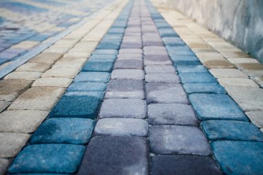 Değişik renklerde taş yontmalar, gündüz vakti yakın çekim. 