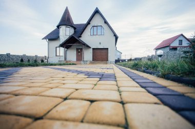 Kırsal kesimdeki modern evin dışında.