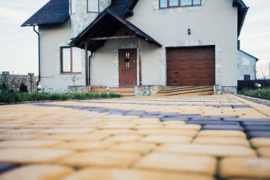 Kırsal kesimdeki modern evin dışında.