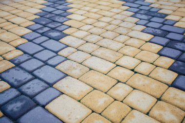 Değişik renklerde taş yontmalar, gündüz vakti yakın çekim. 