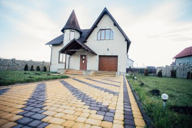 Kırsal kesimdeki modern evin dışında.