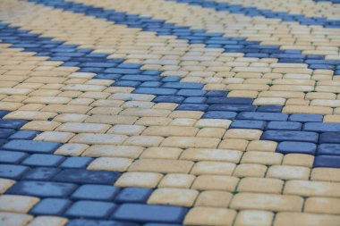 Değişik renklerde taş yontmalar, gündüz vakti yakın çekim. 