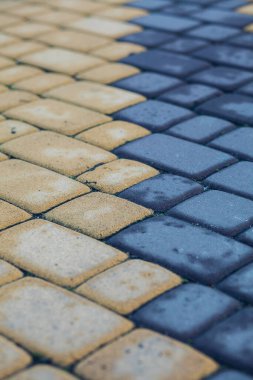 Değişik renklerde taş yontmalar, gündüz vakti yakın çekim. 