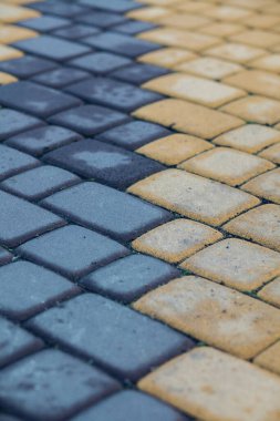 Değişik renklerde taş yontmalar, gündüz vakti yakın çekim. 