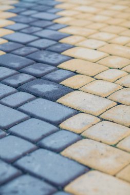 Değişik renklerde taş yontmalar, gündüz vakti yakın çekim. 