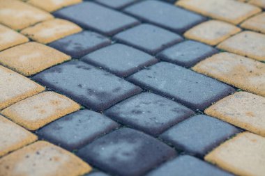 Değişik renklerde taş yontmalar, gündüz vakti yakın çekim. 