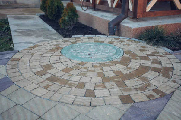 Demir kanalizasyon kapağı ya da bir caddeye dere kapağı atın.