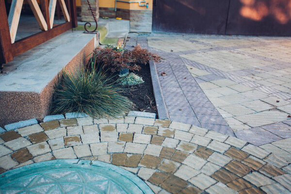 Крышка чугунного люка или крышка оврага на улице
