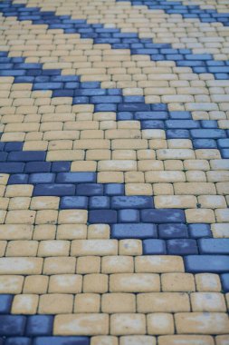 Değişik renklerde taş yontmalar, gündüz vakti yakın çekim. 