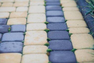 Değişik renklerde taş yontmalar, gündüz vakti yakın çekim. 