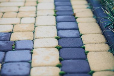 Değişik renklerde taş yontmalar, gündüz vakti yakın çekim. 