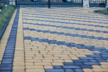 Değişik renklerde taşlar, parkta yürüyüş yolu. 