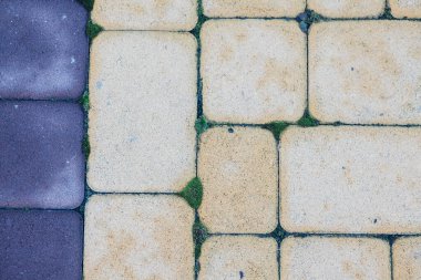 Değişik renklerde taş yontmalar, gündüz vakti yakın çekim. 