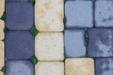 Değişik renklerde taş yontmalar, gündüz vakti yakın çekim. 