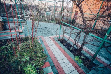 Değişik renklerde taşlar, parkta yürüyüş yolu. 