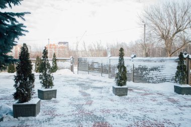 Değişik renklerde taşlar, parkta yürüyüş yolu. 