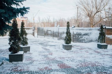 Değişik renklerde taşlar, parkta yürüyüş yolu. 