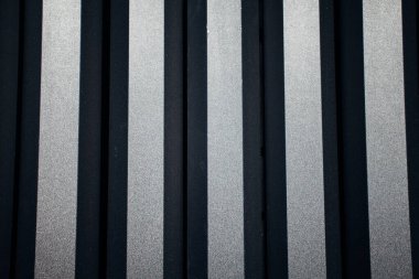 Siyah ve gri ahşap cephe, yakın çekim. 