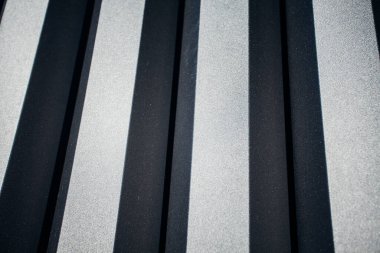 Siyah ve gri ahşap cephe, yakın çekim. 