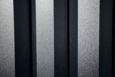 Siyah ve gri ahşap cephe, yakın çekim. 