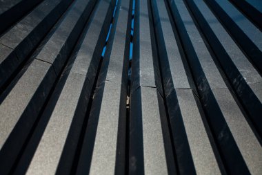 Siyah ve gri ahşap cephe, yakın çekim. 