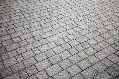 Değişik renklerde taş yontmalar, gündüz vakti yakın çekim. 