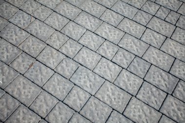 Değişik renklerde taş yontmalar, gündüz vakti yakın çekim. 