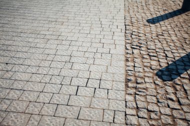 Değişik renklerde taş yontmalar, gündüz vakti yakın çekim. 