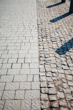 Değişik renklerde taş yontmalar, gündüz vakti yakın çekim. 