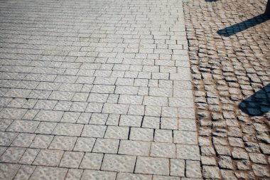 Değişik renklerde taş yontmalar, gündüz vakti yakın çekim. 