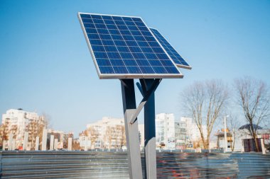 Gündüz mavi güneş panelleri