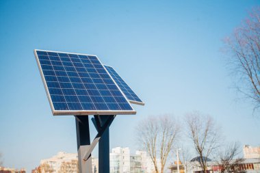 Gündüz mavi güneş panelleri