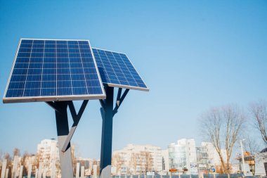 Gündüz mavi güneş panelleri