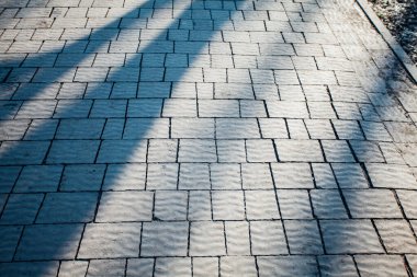 Değişik renklerde taş yontmalar, gündüz vakti yakın çekim. 