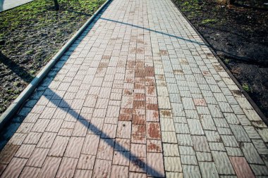 Değişik renklerde taş yontmalar, gündüz vakti yakın çekim. 