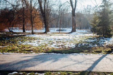 Değişik renklerde taşlar, parkta yürüyüş yolu. 