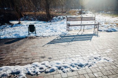 Şehir parkındaki ahşap bank.