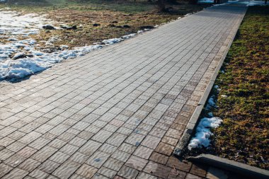 Değişik renklerde taş yontmalar, gündüz vakti yakın çekim. 