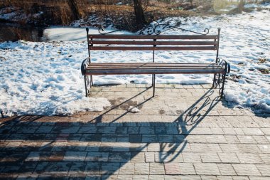 Şehir parkındaki ahşap bank.