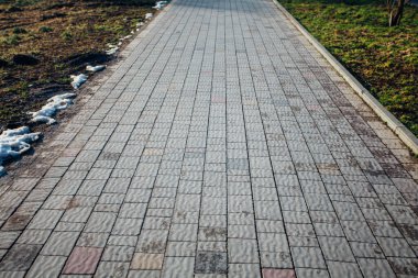 Değişik renklerde taş yontmalar, gündüz vakti yakın çekim. 