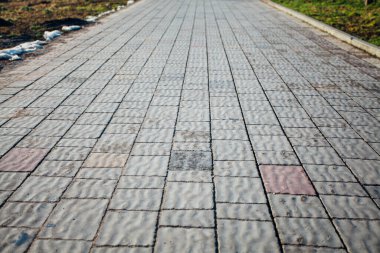 Değişik renklerde taş yontmalar, gündüz vakti yakın çekim. 