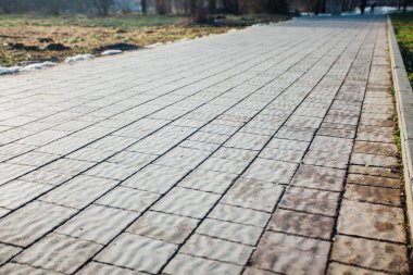 Değişik renklerde taş yontmalar, gündüz vakti yakın çekim. 