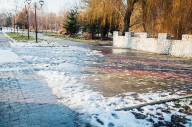 Değişik renklerde taşlar, parkta yürüyüş yolu. 